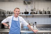 Patrick Mahler vom Restaurant «Focus» im Park-Hotel Vitznau ist für seine geradlinige Küche mit zwei Michelin-Sternen ausgezeichnet worden. (Bild: Boris Bürgisser (Vitznau, 4. August 2017))