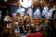 Viele Restaurants, wie hier das «Bahnhöfli» in Sursee, sind während der Fasnacht gut ausgelastet. (Bild: Boris Bürgisser, 8. Februar 2018)