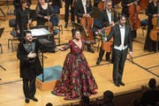 Sie lassen sich feiern: Anna Netrebko, Yusif Eyvazov (links) und Dirigent Michelangelo Mazza. Bild: Dominik Wunderli (Luzern, 4. Februar 2019)