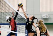 Die Steinhauserin Francesca Nicoli (rechts) kämpft mit Séverine Giraud um den Ball. (Bild: Stefan Kaiser (Steinhausen, 2. Februar 2019))