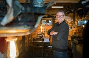 Edi Spengler, Präsident des Bounty-Clubs, im Piratenkeller der Bar – stilecht einem Piratenschiff nachempfunden.Bild: Andrea Stalder