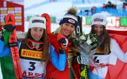 Geschlagen wurde Suter in einem wahren Hundertstel-Krimi einzig von der Amerikanerin Mikaela Shiffrin (Mitte) und der Italienerin Sofia Goggia (links). (Bild: Marco Trovati/AP)