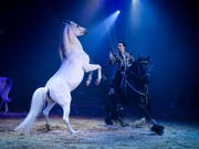 Das Textilmuseum St. Gallen zeigt in einer Ausstellung rund 90 Kostüme des National-Circus Knie. Das Bild zeigt Ivan Frédéric Knie bei einer Pferdenummer. (Bild: Katja Stuppia/Texilmuseum St. Gallen)