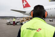 Die Flughafen-Servicegesellschaft, Swissport, bleibt vorderhand in chinesischen Händen. (Bild: Gaetan Bally/Keystone)