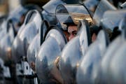 Polizeiliche Strassensperre während eines Protestmarschs gegen eine mögliche US-Intervention in Venezuela. (Natacha Pisarenko/AP, Buenos Aires, 5. Februar 2019)