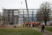 «Hello Lenzburg» mit 20 Wohnungen wird in spezieller, innovativer und einzigartiger Modulbauweise mit Tragwerk und Stahl gebaut. Deshalb kann schnell und günstig gebaut werden. (Bild: Chris Iseli)