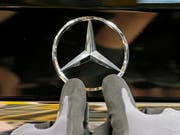 Daimler verbucht Gewinneinbruch. (Bild: KEYSTONE/EPA/RONALD WITTEK)