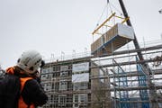 Der Ersatzneubau in Lenzburg wurde am Mittwoch von der Firma Renggli mittels Modulbauweise realisiert. (Bild: Chris Iseli)