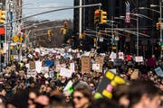 Mit Minischritten zur Waffenreform: Befürworter strengerer Waffengesetze ziehen beim «March for our Lives» in New York durch die Strassen. (Jeenah Moon/Bloomberg, 24. März 2018)