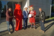 Die Chamer Fasnächtler: Thomas Huber von der IG Chomer Fasi, der Chomer Bär, Gemeindepräsident Georges Helfenstein, Hans Griitehirse, und Jean Luc Mösch, der die Gruppe Sammelwagen am Fasi-Umzug organisiert. (Bild: PD)