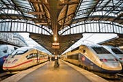 Fahren weiterhin auf getrennten Gleisen: Der ICE von Siemens (links) und der TGV von Alstom. (Bild: Dietmar Scherf/Getty (Paris, 28. November 2013))