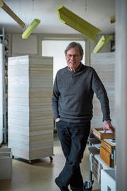 Anton Egloff mit seinem aufeinandergestapelten Werk «Storefront» in seinem Atelier. (Bild: Dominik Wunderli, Luzern, 6. Februar 2019)