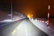 Die Unfallstelle auf der Appenzeller Strasse oberhalb von Winkeln am Dienstagabend. (Bild: Stadtpolizei St.Gallen - 5. Februar 2019)