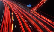 Leuchtspuren von Autos und Lastwagen in Deutschland. Bild: Julian Strateschulte / DPA