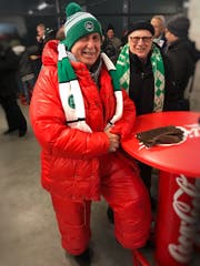Dieser Fan hat die optimale Ausrüstung für ein Winterspiel gefunden. (Bild: Martin Oswald)