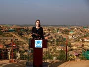 Die US-Schauspielerin und Regisseurin Angelina Jolie machte sich in einem Flüchtlingslager in Bangladesch ein Bild von der Lage der Flüchtlinge. (Bild: KEYSTONE/AP)
