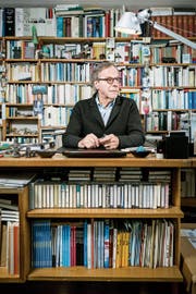 Klaus Merz mitten in seinen Büchern in seinem Haus in Unterkulm. (Bild: Sandra Ardizzone)