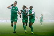 Simone Rapp feiert sein Tor mit Majeed Ashimeru und Dereck Kutesa. (Foto: Marc Schumacher/freshfocus)