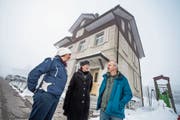 Das Team der Villa Kunterbunt Tanja Niggel (links), Barbara Zürcher und Bebbi Imhof vor dem Schulhaus. (Bild: Pius Amrein (Obbürgen, 6. Februar 2019))