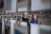 Werner Richli mit Annemarie Geurts vom Hilfsprojekt Ilanga in seiner Ausstellung. (Bild: Pius Amrein, Emmenbrücke, 5. Februar 2019)