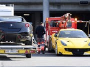 Zwei beschlagnahmte Ferrari von Teodorin Obiang am Flughafen Genf. (Bild: Keystone/LAURENT GILLIERON)