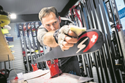 Der letzte Schliff: Ales Sopotnik, der persönliche Servicemann von Ilka Stuhec. (Bild: Jean-Christophe Bott/Keystone, Åre, 7. Februar 2019)