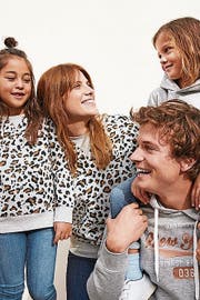 Modehändler feiern das Einheitstenu für Familien.