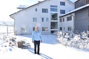 Daniel Gehrig, der neue Heimleiter des Pflegeheims Hofwis in Mosnang, ist ob seiner verantwortungsvollen Stelle zwar nervös, kalte Füsse bekommt er aber nicht. Hier steht der 52-Jährige inmitten des verschneiten Demenzgartens des Heims. (Bild: Timon Kobelt)