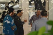 Remo Rusca (2. v. l.) diskutiert mit einigen Workshop-Teilnehmern über die Vor- und Nachteile von Coworking-Spaces. (Bilder: Tobias Söldi)