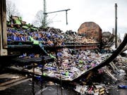 In Deutschland sind zwei Wagen eines Güterzugs durch ein Feuer völlig stark beschädigt worden. (Bild: KEYSTONE/EPA/THOMAS BANNEYER)