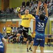 Amer Zildzic (am Ball) ist eine Schlüsselfigur im Altdorfer Spiel. Bild: Urs Hanhart (Altdorf, 2. Februar 2019)