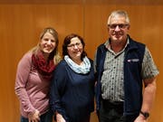 Von rechts: Präsident Josef Kempf gratuliert den neuen Freimitgliedern Doris Zberg und Sonja Gerig. (Bild: PD)