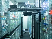Unternehmen wollen in diesem Jahr in erster Linie wegen der technischen Entwicklung investieren - etwa in ein automatisches Lager wie hier im Bild. (Bild: KEYSTONE/GAETAN BALLY)