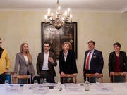 Die Präsidentin der Baselstädter LDP, Patricia von Falkenstein (3. von rechts), will in den Ständerat. Hinter ihr stehen LDP, FDP, CVP, GLP, EVP und BDP. Im Bild von links Hubert Ackermann (BDP), Katja Christ (GLP), Luca Urgese (FDP), von Falkenstein, Balz Herter (CVP) und Brigitte Gysin (EVP). (Bild: KEYSTONE/GEORGIOS KEFALAS)