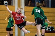 Kehrt der BSV Stans, Ronja Schwab beim Sprungwurf, nach dem Abstieg 2017 in die SPL 1 zurück? (Bild: Philipp Schmidli (Stans, 9. September 2018))