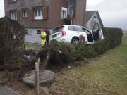 Statt an der Zapfsäule endete ein Auto in Altdorf auf einem Gartenhag. (Bild: Kantonspolizei Uri)