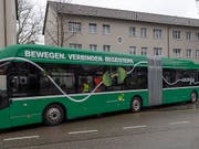 Der erste Elektro-Gelenkbus der Basler Verkehrs-Betriebe (BVB) wird ab Freitag im regulären Fahrgastbetrieb eingesetzt. Ab 2027 sollen auf dem Netz der BVB nur noch Elektrobusse verkehren. (KEYSTONE/Georgios Kefalas) (Bild: KEYSTONE/GEORGIOS KEFALAS)
