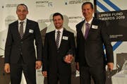Die Vertreter der LUKB Expert Fondsleitung AG freuen sich über den Lipper Fund Award 2019 (von links: Matthias Rüegg, Gregor Zemp und Ingo Hoffmann). (Bild: Luzerner Kantonalbank)