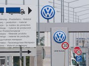 Der Autohersteller Volkswagen hat schon 28 Milliarden Euro für die Bewältigung des Abgas-Skandals aufbringen müssen. (Bild: KEYSTONE/EPA DPA/JULIAN STRATENSCHULTE)