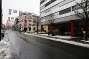 Die Baarer Dorfstrasse gilt derzeit als hartes Pflaster für Geschäfte. (Bild: Stefan Kaiser (7. Februar 2019)