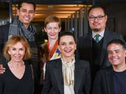 Die Berlinale-Jury: Produzentin Trudie Styler, Schauspielerin und Jury-Präsidentin Juliette Binoche, Regisseur Sebastian Lelio (unten von l-r), MoMA-Chefkurator Rajendra Roy, Schauspielerin Sandra Hüller und Schriftsteller Justin Chang (oben l-r). (Bild: Keystone/DPA-Zentralbild/JENS KALAENE)