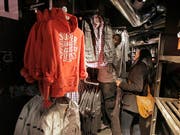 Die dicken Pullis der Marke Superdry waren angesichts der milden Temperaturen im Weihnachtsquartal weniger gefragt. (Bild: KEYSTONE/AP/RICHARD DREW)
