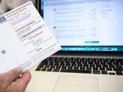 E-Voting ermöglicht das Abstimmen per Internet. Der Kanton Genf hat inzwischen sein System eingestellt. Damit verfügt nur noch die Post über ein E-Voting-System das nun einem öffentlichen Intrusionstest unterzogen werden soll. (KEYSTONE/Peter Schneider) (Bild: KEYSTONE/PETER SCHNEIDER)