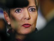 Zum ersten Mal als Bundesrätin an einem EU-Innenministertreffen: Bundesrätin Karin Keller-Sutter hat am Donnerstag in Bukarest dafür plädiert, zuerst die Schengen-Aussengrenzen zu sichern und erst dann einen Verteilschlüssel für Flüchtlinge zu installieren. (Bild: KEYSTONE/EPA/ROBERT GHEMENT)
