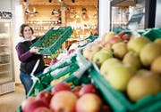 Die Kundschaft schätzt die Frische der Produkte und die Nähe zum Hersteller. Daniela Hadorn vom Enikerhof in Cham sorgt für Freiland-Nüsslisalat-Nachschub im Hofladen. (Bild: Stefan Kaiser (6. Februar 2019))