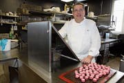 Bernd Schützelhofer ist überzeugt, dass man einen Michelin-Stern nur dann erreicht, wenn das ganze Team gut funktioniert. (Bild: Susi Miara)