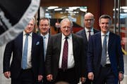 Stehen hinter der Swiss Entrepreneurs Foundation (von links): Urs Berger (Präsident), Peter Staehli (Geschäftsführer), Johann Schneider-Ammann (Ehrenpräsident), Didier Denat (Credit Suisse) und Lukas Gähwiler (UBS). (Bild: Peter Schneider/Keystone (Bern. 7. Februar 2019)