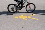 Velofahrer dürfen heute grundsätzlich nicht auf dem Trottoir fahren. (Bild: Ennio Leanza / Keystone)