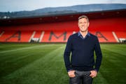 Der neue Xamax-Trainer Stéphane Henchoz präsentiert sich den Fotografen in der Maladière. (Bild: Valentin Flauraud/Keystone (Neuenburg, 8. Februar 2019))