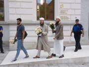 Die IZRS-Vorstandsmitglieder Naim Cherni, Nicolas Blancho und Qaasim Illi (v.l.n.r.) beim Verlassen des Bundesstrafgerichts im vergangenen Juni in Bellinzona. (Bild: Keystone/KEYSTONE/TI-PRESS/DAVIDE AGOSTA)